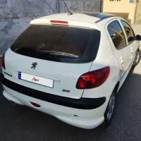 206 سقف شیشه‌ای