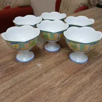 تعدادی ظرف و ظروف پذیرایی