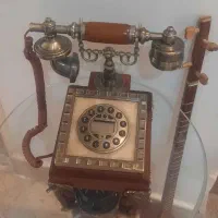 تلفن کلاسیک به همراه میز