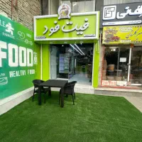 فروشنده در فروشگاه غذای رژیمی فیت فود