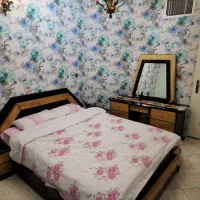 تخت دو نفره با میز توالت و آینه