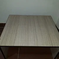 میز تحریر نشسته