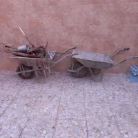 دو فرغون با سه بشکه زیرپایی و یک تخته زیرپایی