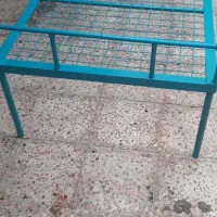 تخت فلزی تمیز و محکم