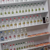 ویترین یا دکور مغازه یا کتابخونه