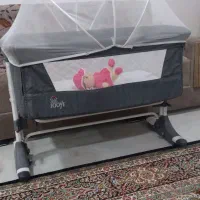 تخت کودک کنار مادر