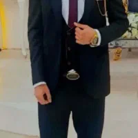 کت و شلوار همراه جلیقه و کروات.