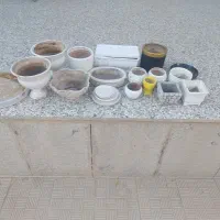 تعدادی گلدون و زیر گلدونی سرامیکی