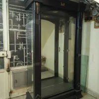 بوفه ویترین شیشه‌ای