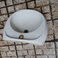 سلام دوعدد توالت فرنگی و یک عدد روشویی با پایه