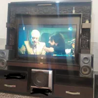 یک عدد میز tv و تلویزیون 43 نکستار و باند