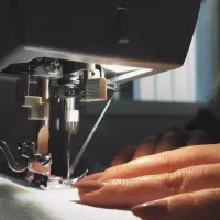 خانم کارگر ساده در کارگاه خیاطی