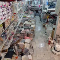 فروشنده خانم در فروشگاه پلاستیکجات