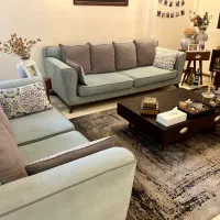 مبلمان ۵ نفره و میز وسط