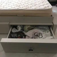 تخت یکنفره بزرگ و میز آرایش