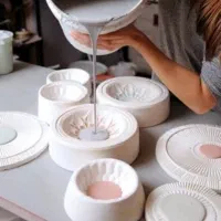 نیروی کار آقا جهت ریخته گری در کارگاه سفالگری