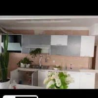 تعدادی کابینت، هود، سینک، کمد دیواری