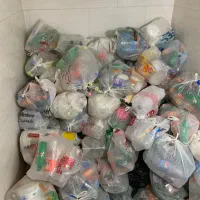 تعداد زیادی بطری و پلاستیک