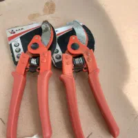 دو عدد قیچی بزرگ