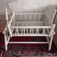 گهواره چوبی در حد نو قیمت ۲۰۰۰۰۰۰ تومان