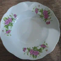 ظرف گل قرمز