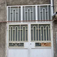 درب ورودی و پارکینگ