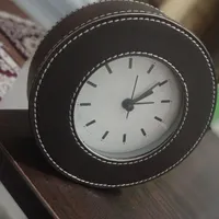 ساعت رو میزی دور چرمی