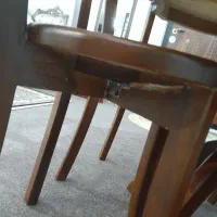 میز نهار خوری 4 نفره تمیز فقط یکی از پایههای