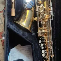 تعدادی ساز دست دوم به فروش میرسد