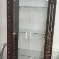 ویترین و آینه و شمعدان