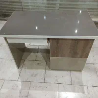 میز تحریر و کامپیوتر