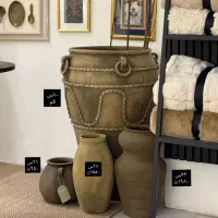 گلدان های کنار سالنی مینیمال