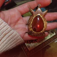 گردنبند سنگ عقیق سرخ اصل. نو، با پیکر تراشی دستی