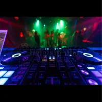 دی جی و خواننده و شو من، با سال ها تجربه