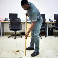 کارمند بخش خدمات (نظافت و پذیرایی و جابجایی داخلی)