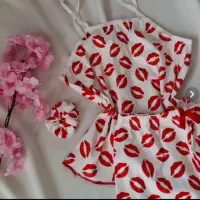 لباس زیروخواب اندامی صورتی فقدییارپوشیده‌شده