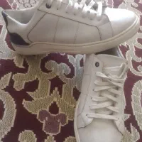 کفش|کیف، کفش، کمربند|بومهن, |دیوار