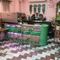 کارمند فروشگاه قهوه(خانم)