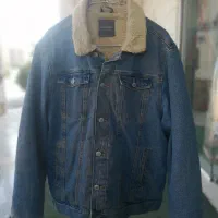 کت لی (جین)، استوک و تاناکورا|لباس|شیراز, جانبازان|دیوار