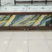 ویترین شیشه‌ای فروشگاهی تمیز دارای کمد وکشو قفلدار