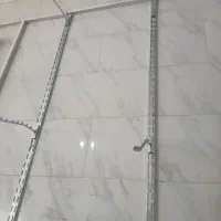 سه عدد سبد حراجی و 5 عدد رگال ایستاده کف مغازه