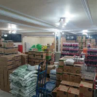 دو نفر نیروی کار در انبار پخش برای همکاری