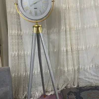 ساعت ایستاده در حد نو‌