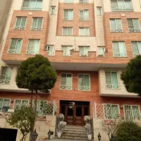 ۸۰۰ متر زمین ۵۰۰متر بنا مناسب ساخت وسکونت