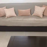 کاناپه تختخوابشو و تعدادی لوازم منزل