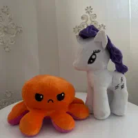 پنج عدد عروسک نو فقط به عنوان دکور استفاده شده