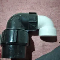 به یک کارگر جوان برای کار لوله کشی آببارانی روستا