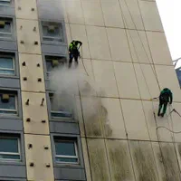 کاردرارتفاع پیچ روپلاک نماکفسابی شستشویی سنگ سابی|خدمات نظافت|تهران, ستارخان|دیوار