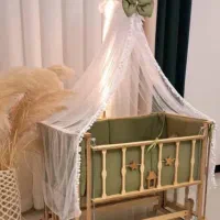 تخت کنارمادر و گهواره نوزاد