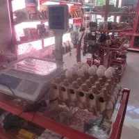 فروشنده خانوم در سوپر مارکت